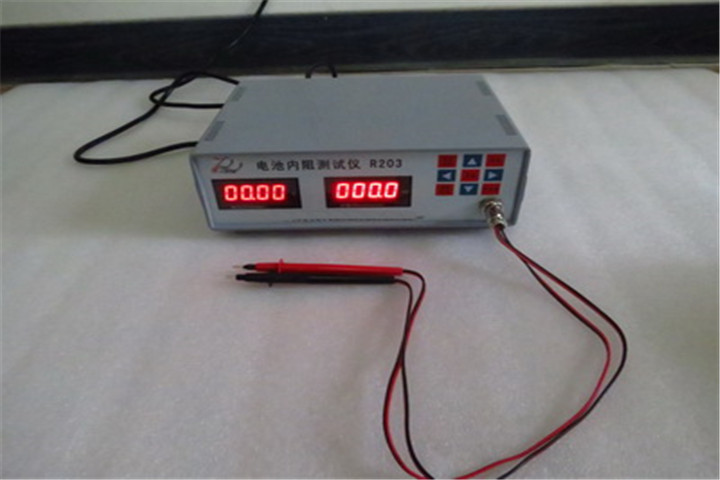 2 sets batterijspanning en weerstandstester worden gecontroleerd voor verzending