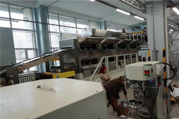 Het technische team van tob heeft de machine voor het maken van lithiumbatterijen in Rusland geïnstalleerd
