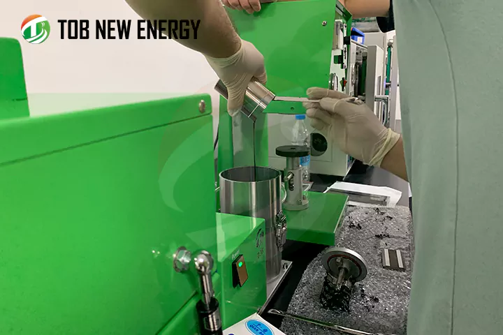 klanten in TOB laboratorium voor het mengen en coaten van batterijslurry