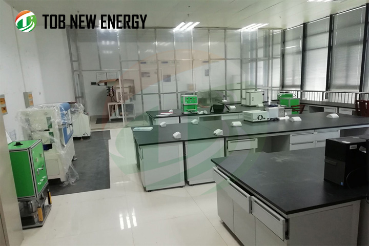 De installatie en inbedrijfstelling van binnenlandse universitair laboratorium apparatuur